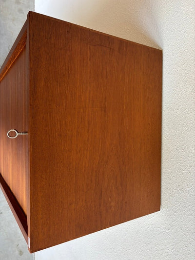 
                  
                    Vintage tambour kast teak 134cm hoog - LOUI.STORE
                  
                