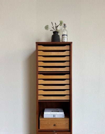 
                  
                    Vintage tambour kast teak 134cm hoog - LOUI.STORE
                  
                