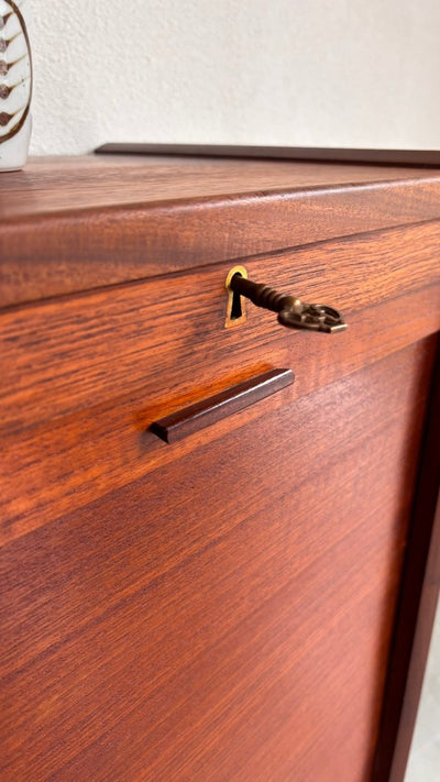 
                  
                    Vintage tambour kast teak - LOUI.STORE
                  
                