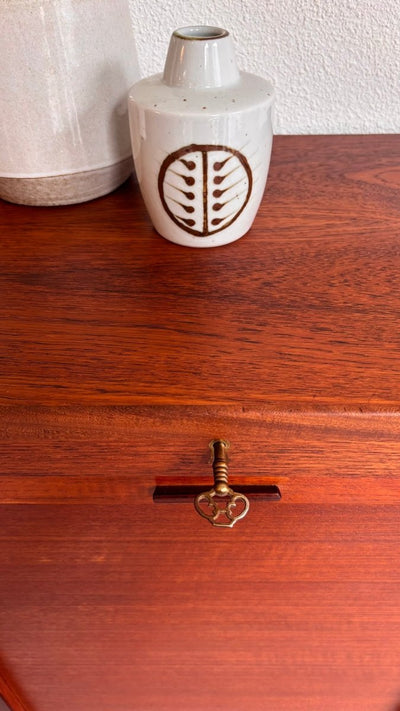 
                  
                    Vintage tambour kast teak - LOUI.STORE
                  
                