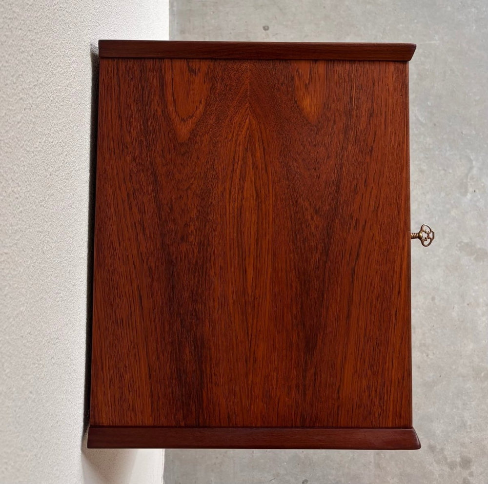 
                  
                    Vintage tambour kast teak - LOUI.STORE
                  
                