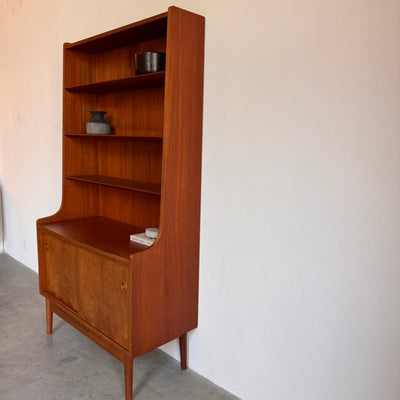 
                  
                    Vintage teak boekenkast Johannes Sorth-Nexø Møbelfabrik - LOUI
                  
                