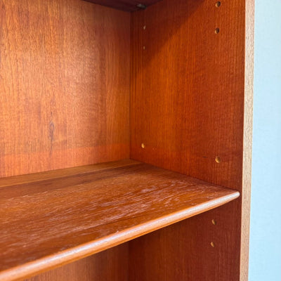 
                  
                    Vintage teak boekenkast Johannes Sorth-Nexø Møbelfabrik - LOUI
                  
                