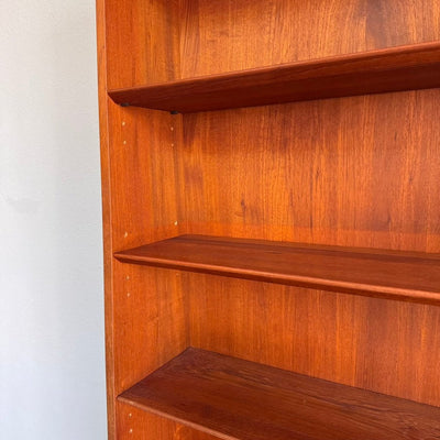 
                  
                    Vintage teak boekenkast Johannes Sorth-Nexø Møbelfabrik - LOUI
                  
                