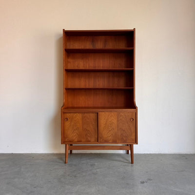 
                  
                    Vintage teak boekenkast Johannes Sorth-Nexø Møbelfabrik - LOUI
                  
                