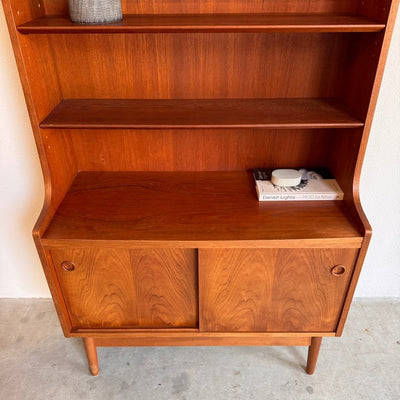 
                  
                    Vintage teak boekenkast Johannes Sorth-Nexø Møbelfabrik - LOUI
                  
                