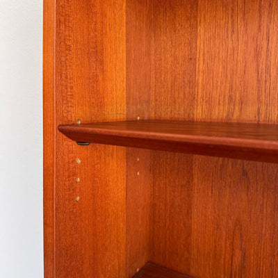 
                  
                    Vintage teak boekenkast Johannes Sorth-Nexø Møbelfabrik - LOUI
                  
                