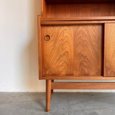 
                  
                    Vintage teak boekenkast Johannes Sorth-Nexø Møbelfabrik - LOUI
                  
                