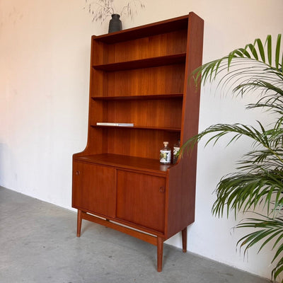 
                  
                    Vintage teak boekenkast Johannes Sorth-Nexø Møbelfabrik - LOUI
                  
                