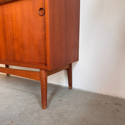 
                  
                    Vintage teak boekenkast Johannes Sorth-Nexø Møbelfabrik - LOUI
                  
                