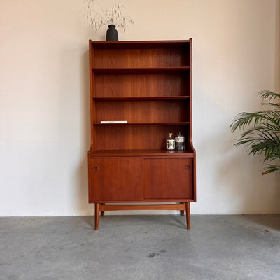 
                  
                    Vintage teak boekenkast Johannes Sorth-Nexø Møbelfabrik - LOUI
                  
                