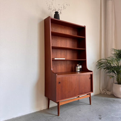 
                  
                    Vintage teak boekenkast Johannes Sorth-Nexø Møbelfabrik - LOUI
                  
                