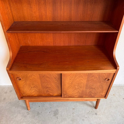 
                  
                    Vintage teak boekenkast Johannes Sorth-Nexø Møbelfabrik - LOUI
                  
                