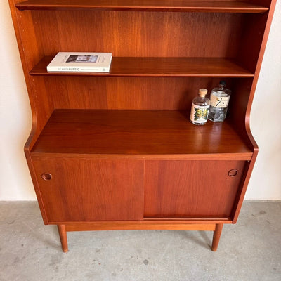 
                  
                    Vintage teak boekenkast Johannes Sorth-Nexø Møbelfabrik - LOUI
                  
                