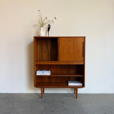 
                  
                    Vintage teak boekenkast met schuifdeuren - LOUI
                  
                