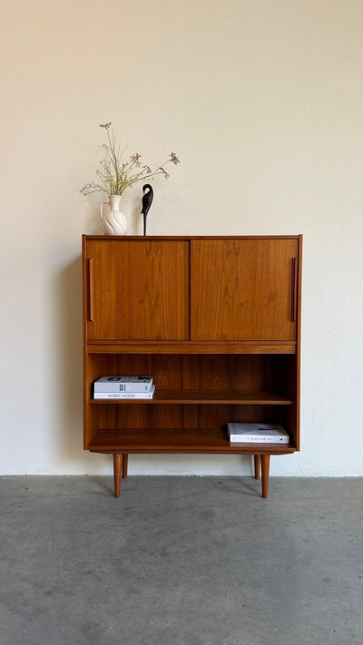 
                  
                    Vintage teak boekenkast met schuifdeuren - LOUI
                  
                