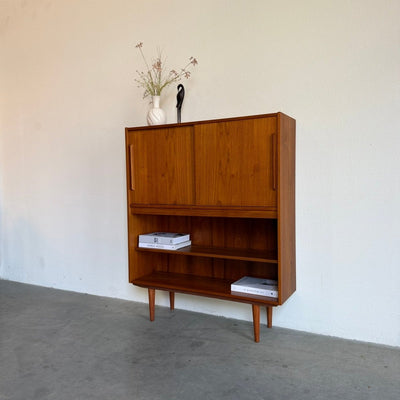 
                  
                    Vintage teak boekenkast met schuifdeuren - LOUI
                  
                