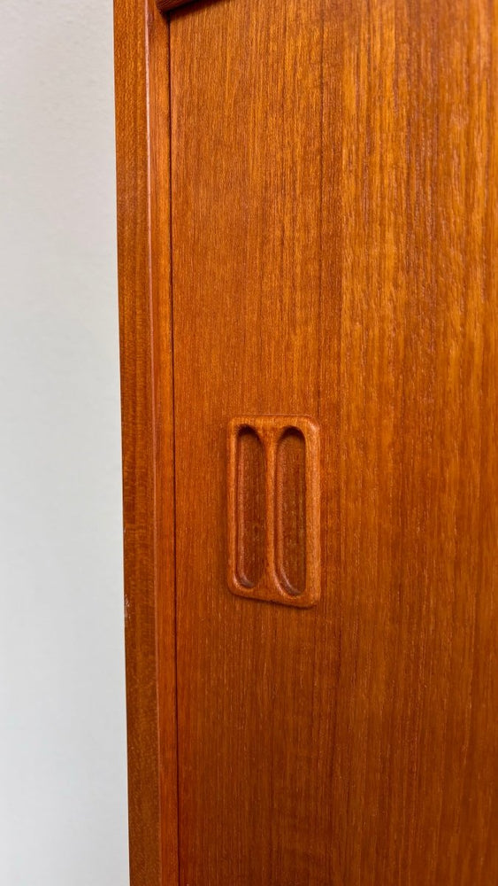 
                  
                    Vintage teak boekenkast schuifdeurtjes - LOUI.STORE
                  
                