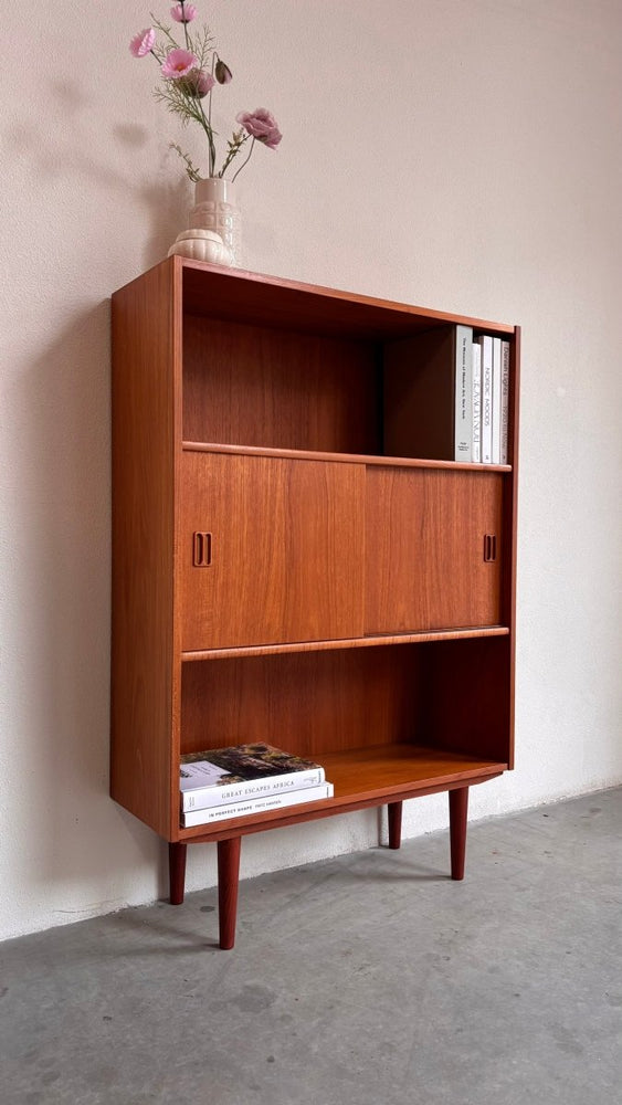 
                  
                    Vintage teak boekenkast schuifdeurtjes - LOUI.STORE
                  
                