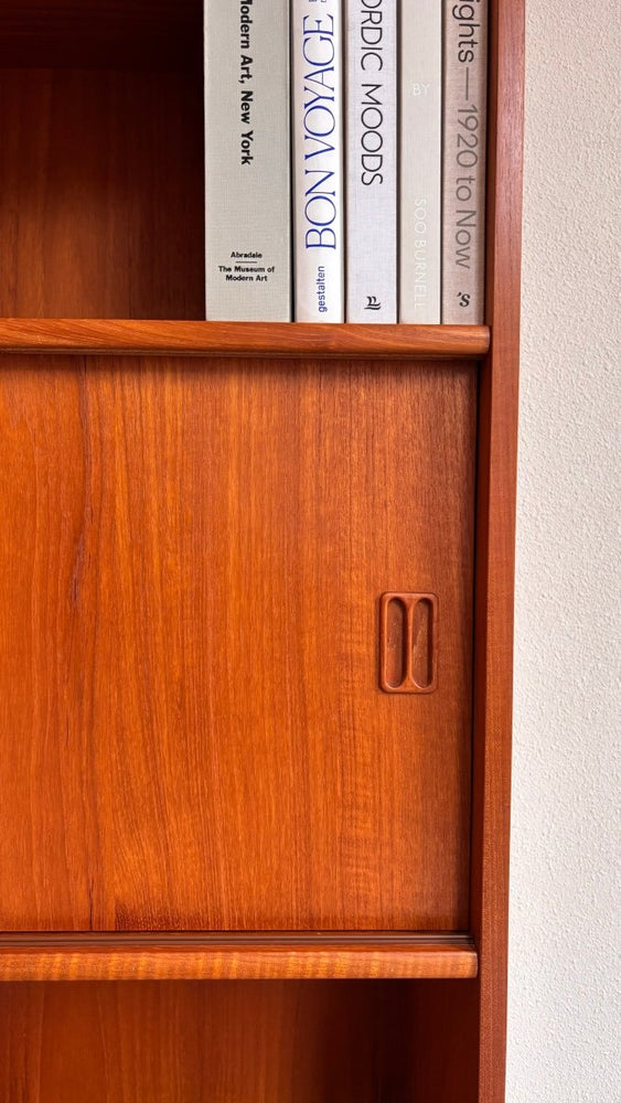 
                  
                    Vintage teak boekenkast schuifdeurtjes - LOUI.STORE
                  
                