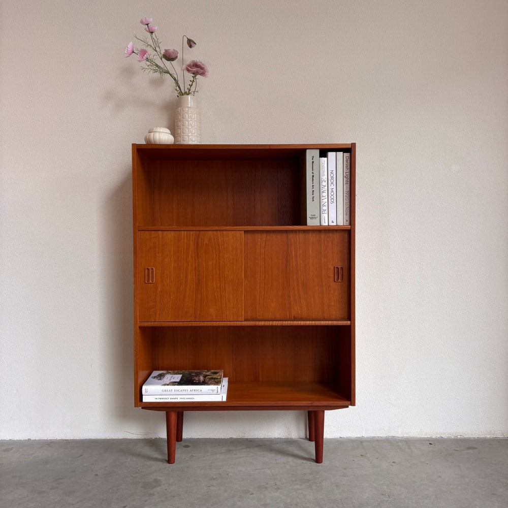 
                  
                    Vintage teak boekenkast schuifdeurtjes - LOUI.STORE
                  
                