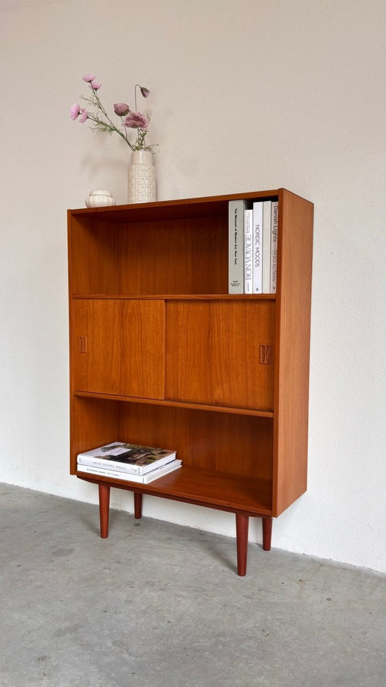 
                  
                    Vintage teak boekenkast schuifdeurtjes - LOUI.STORE
                  
                