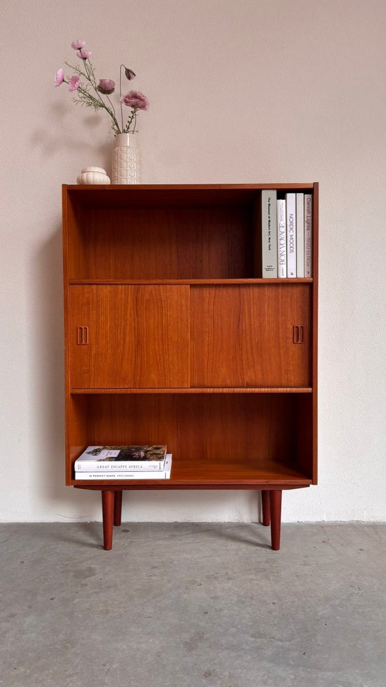 
                  
                    Vintage teak boekenkast schuifdeurtjes - LOUI.STORE
                  
                