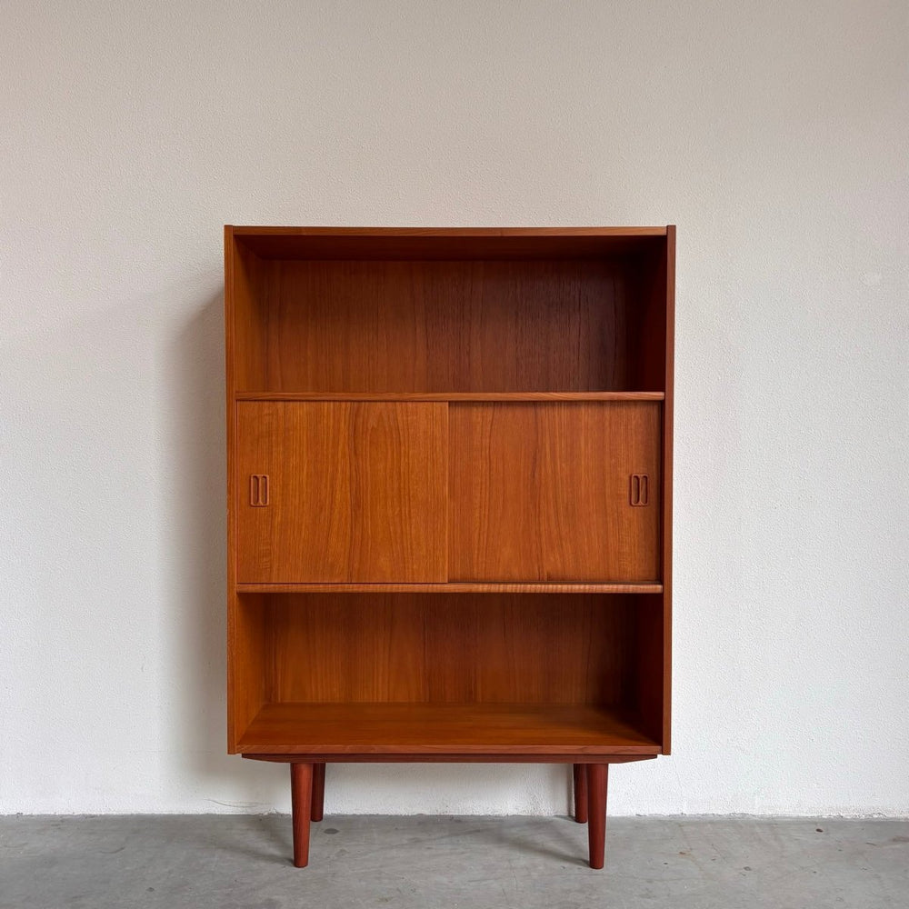 
                  
                    Vintage teak boekenkast schuifdeurtjes - LOUI.STORE
                  
                