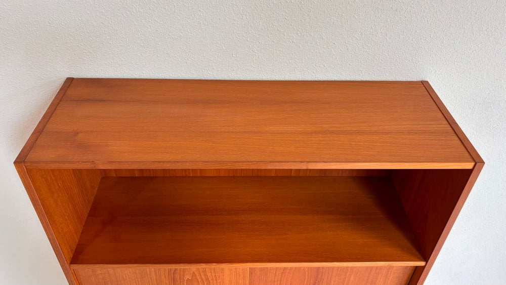 
                  
                    Vintage teak boekenkast schuifdeurtjes - LOUI.STORE
                  
                