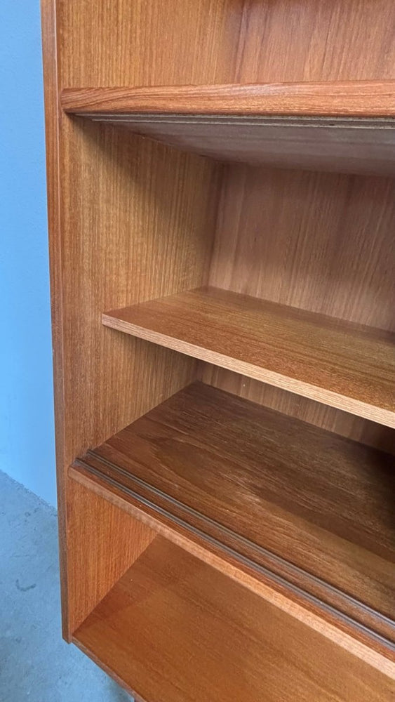 
                  
                    Vintage teak boekenkast schuifdeurtjes - LOUI.STORE
                  
                