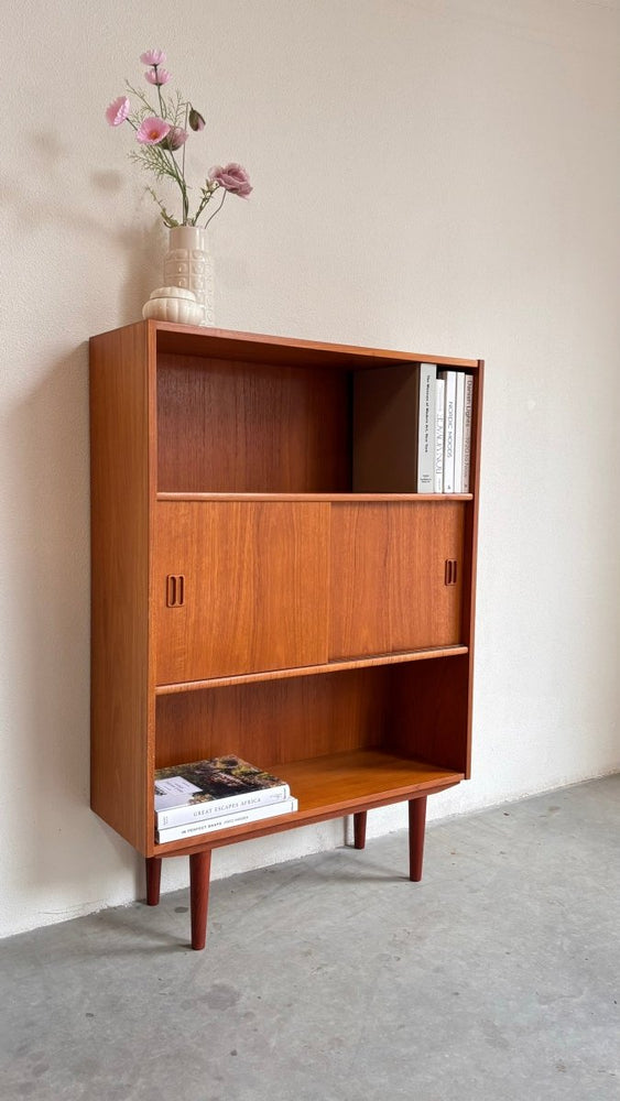 
                  
                    Vintage teak boekenkast schuifdeurtjes - LOUI.STORE
                  
                