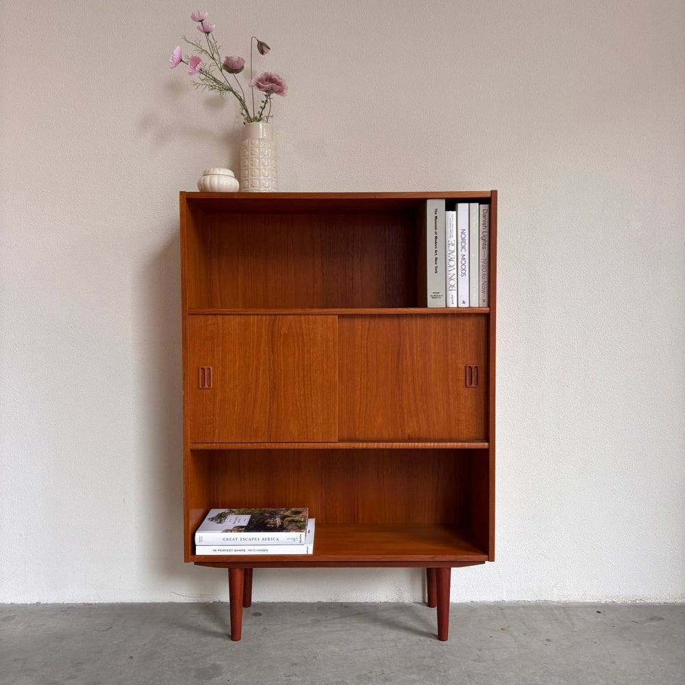 Vintage teak boekenkast schuifdeurtjes - LOUI.STORE