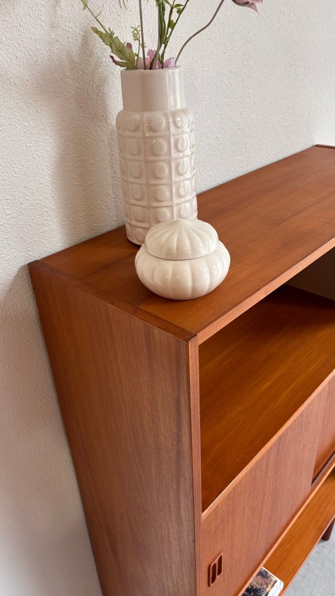 
                  
                    Vintage teak boekenkast schuifdeurtjes - LOUI.STORE
                  
                