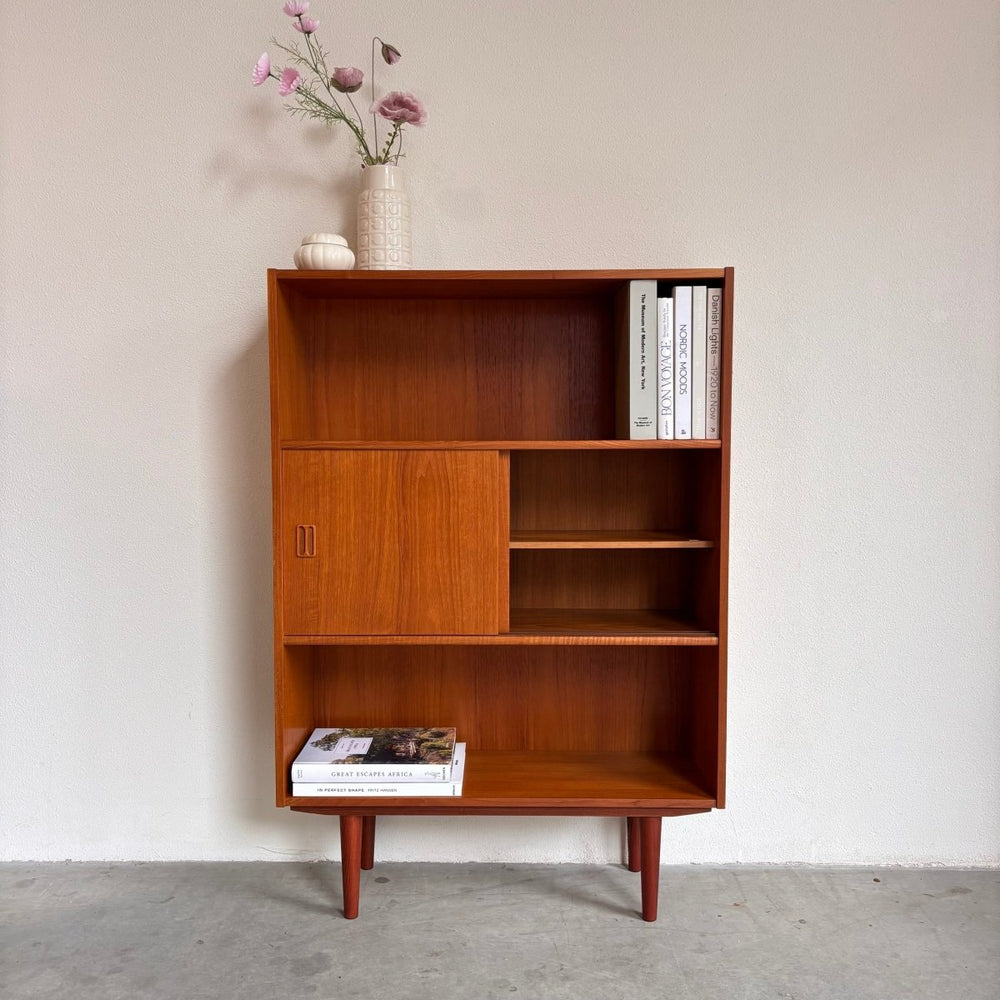 
                  
                    Vintage teak boekenkast schuifdeurtjes - LOUI.STORE
                  
                
