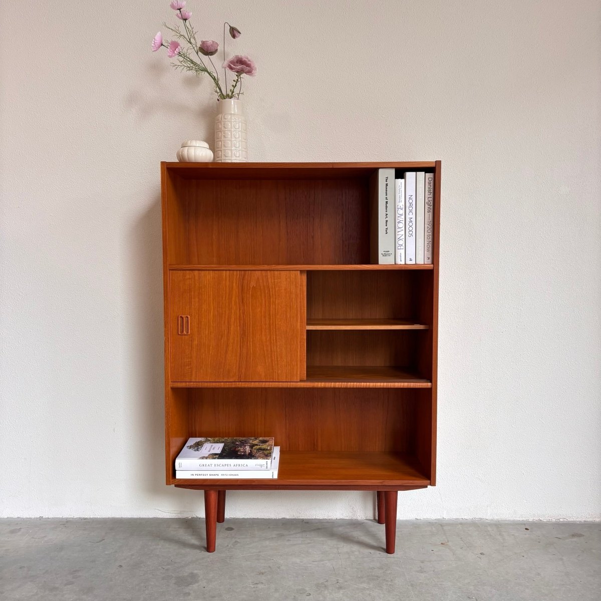 
                  
                    Vintage teak boekenkast schuifdeurtjes - LOUI.STORE
                  
                