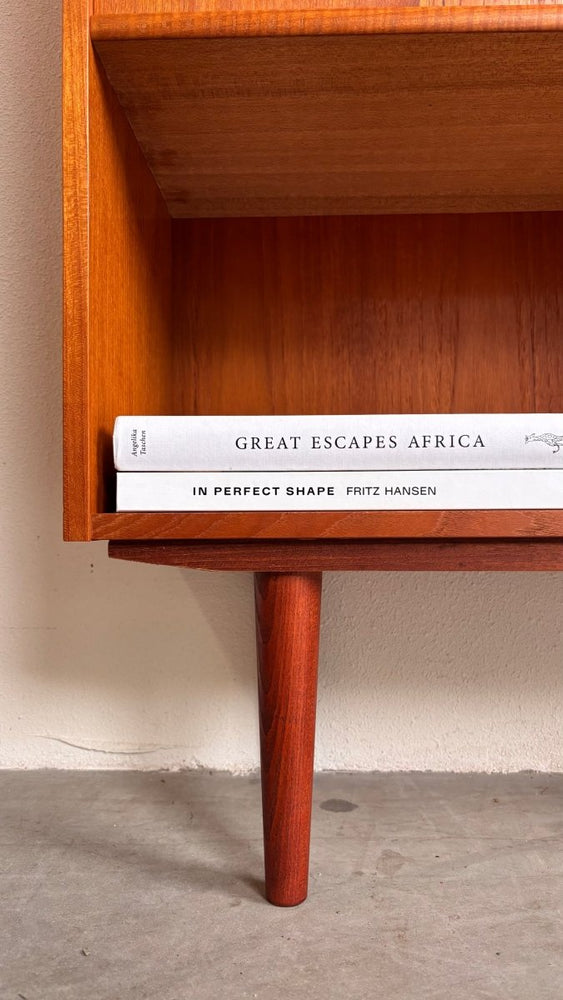 
                  
                    Vintage teak boekenkast schuifdeurtjes - LOUI.STORE
                  
                