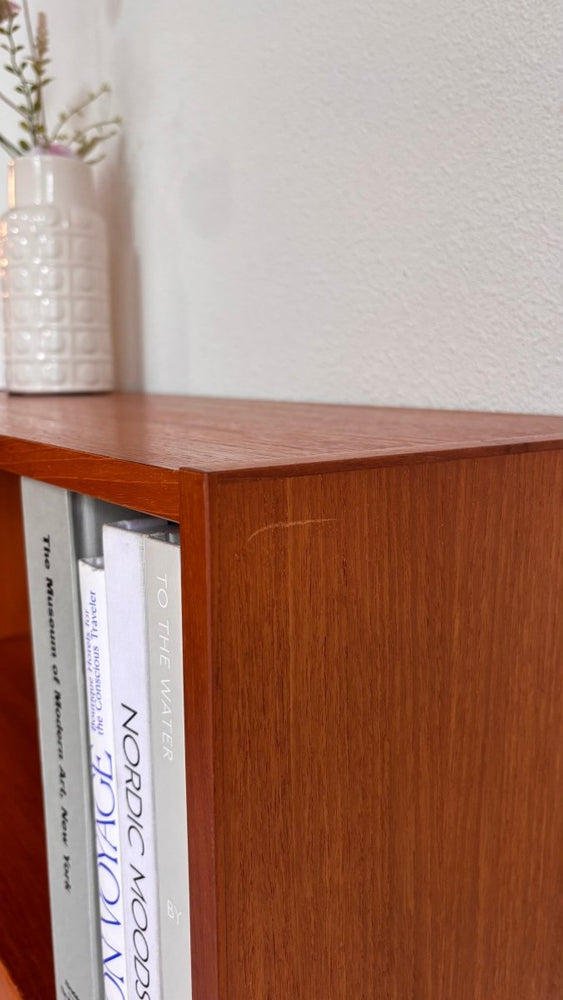 
                  
                    Vintage teak boekenkast schuifdeurtjes - LOUI.STORE
                  
                