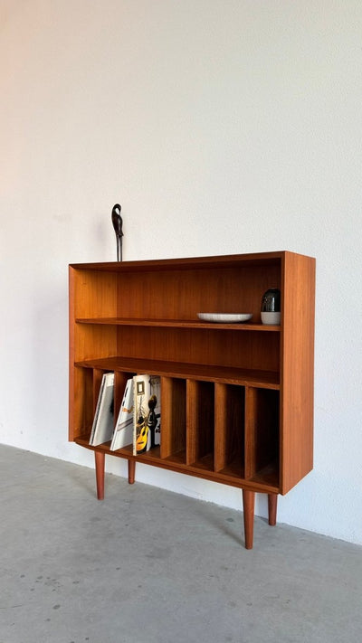 
                  
                    Vintage teak boekenkast - vinyl schappen - LOUI
                  
                