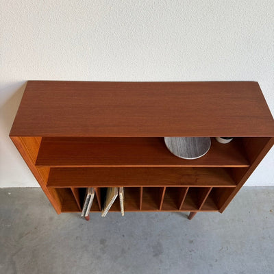 
                  
                    Vintage teak boekenkast - vinyl schappen - LOUI
                  
                