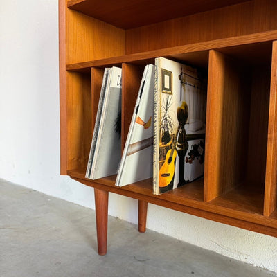 
                  
                    Vintage teak boekenkast - vinyl schappen - LOUI
                  
                