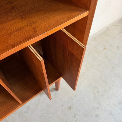 
                  
                    Vintage teak boekenkast - vinyl schappen - LOUI
                  
                