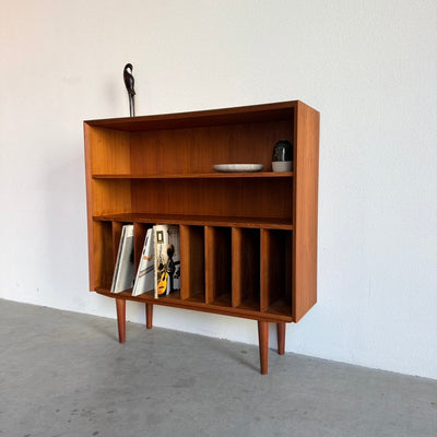 
                  
                    Vintage teak boekenkast - vinyl schappen - LOUI
                  
                