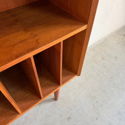 
                  
                    Vintage teak boekenkast - vinyl schappen - LOUI
                  
                
