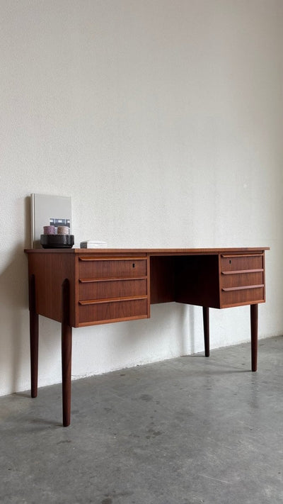 
                  
                    Vintage teak bureau 2x ladeblok - LOUI.STORE
                  
                