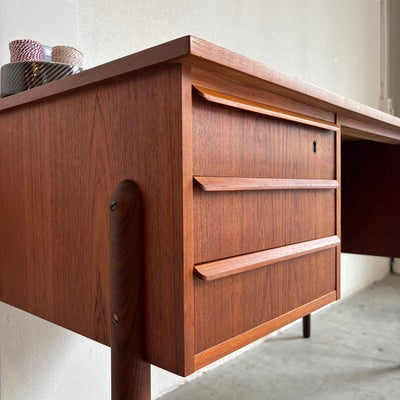 
                  
                    Vintage teak bureau 2x ladeblok - LOUI.STORE
                  
                