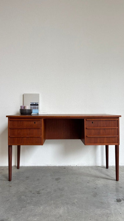
                  
                    Vintage teak bureau 2x ladeblok - LOUI.STORE
                  
                