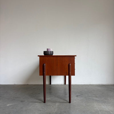 
                  
                    Vintage teak bureau 2x ladeblok - LOUI.STORE
                  
                