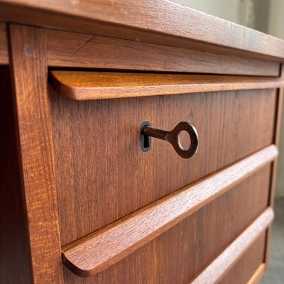 
                  
                    Vintage teak bureau 2x ladeblok - LOUI.STORE
                  
                