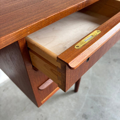 
                  
                    Vintage teak bureau 2x ladeblok - LOUI.STORE
                  
                