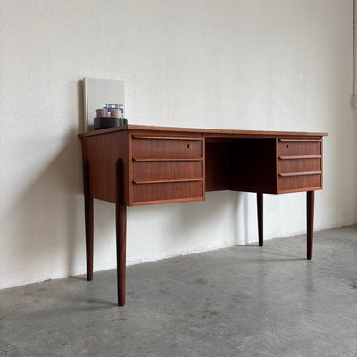 
                  
                    Vintage teak bureau 2x ladeblok - LOUI.STORE
                  
                